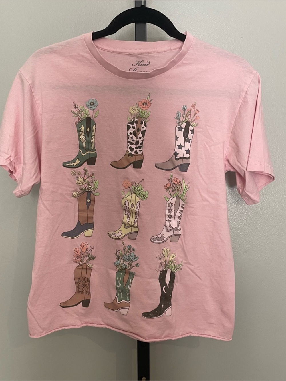 Kind Regards Boot Printed Pink T-Shirt Size Small